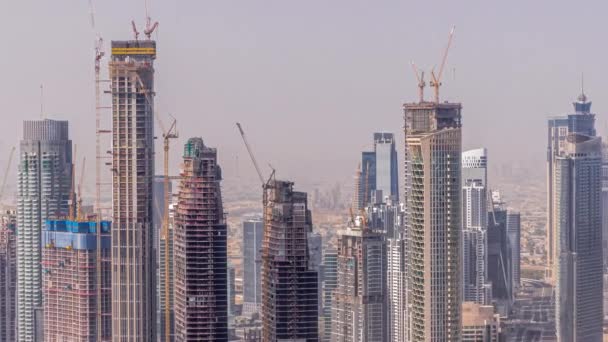 迪拜市中心大规模建造了一个住宅区 可以看到建造起重机的时间从空中经过 白天的建筑活动 阴影快速移动 — 图库视频影像
