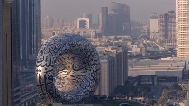 未来博物馆展示了具有标志性圆环形状的航天飞行时间 夜幕降临时形成阿拉伯诗歌的不锈钢和玻璃窗的立面 — 图库视频影像