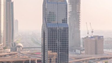 Dubai şehrinin ufuk çizgisi panoramik manzaralı metro ve arabaların hareket halindeki şehirleri en işlek otoban zaman çizelgesi. Gökdelenlerle çevrili bir kavşak