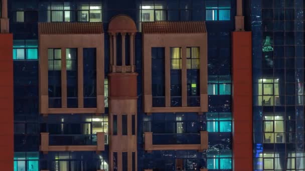 Vista Aérea Nocturna Fachada Ventana Del Edificio Apartamentos Cristal Con — Vídeo de stock