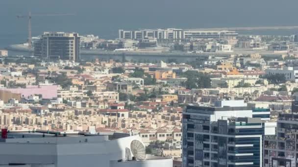 Ilmakuva Kerrostaloja Huviloita Dubaissa Kaupungin Timelapse Pilvenpiirtäjä Rahoitusalueella Yhdistyneet Arabiemiirikunnat — kuvapankkivideo