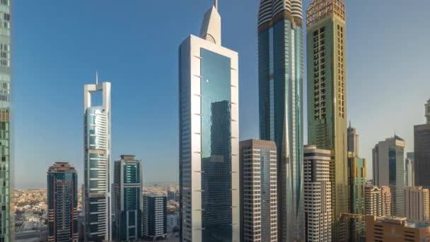 Dubai International Financial District 파노라마 풍경은 종일많은 주차장 근처의 도로에서는 — 비디오