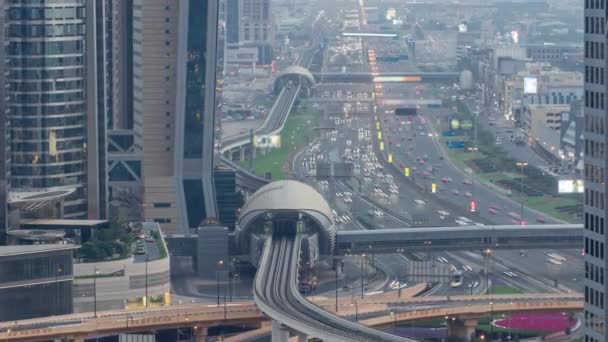 繁忙的谢赫扎耶德路从天到夜的过渡时间 地铁和现代摩天大楼环绕着奢华的迪拜城 高速公路上车辆很多 交通拥挤 大不列颠及北爱尔兰联合王国 — 图库视频影像