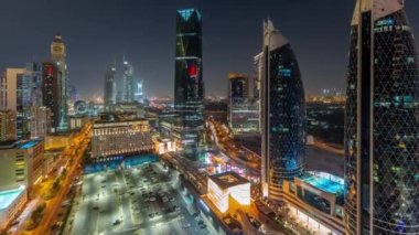 Dubai Uluslararası Finans Bölgesi 'nin birçok gökdeleni ve panoramik zaman çizelgesi olan havadan görüntüsü. Alışveriş caddesindeki büyük otoparkın yakınında trafik vardı. Dubai, BAE.