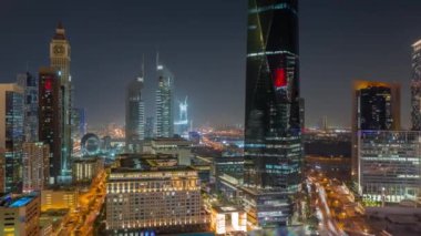 Dubai Uluslararası Finans Bölgesi 'nin birçok ofis gökdeleni ve gece zaman çizelgesi var. Meşhur kulelerin yakınındaki bir yolda trafik vardı. Dubai, BAE.