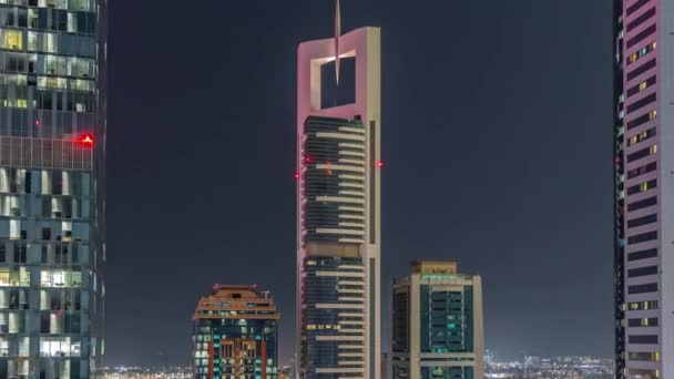 Dubai International Financial District 곳이다 도로의 과반짝이는 타워의 조명되고 있습니다 — 비디오