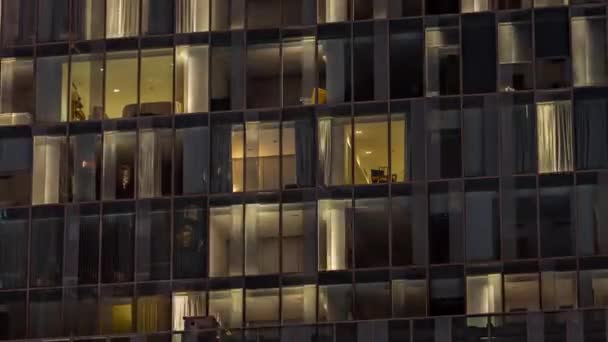 Natt Antenn Utsikt Över Lägenhet Byggnad Glasfönster Fasad Med Upplyst — Stockvideo
