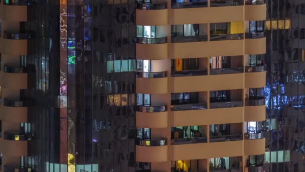 Nacht Luchtfoto Van Appartement Gebouw Glazen Raamgevel Met Verlichte Werkruimte — Stockvideo