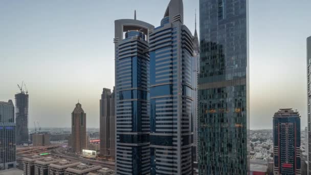 迪拜国际金融区的空中全景 日落时分 许多摩天大楼从天而降 灯火通明 停车场附近的一个公路交叉口的交通情况 阿联酋 — 图库视频影像