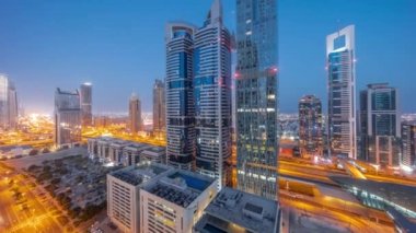 Dubai Uluslararası Finans Bölgesi 'nin hava panoramik görüntüsü. Günbegün geçiş zamanı olan birçok gökdelen var. Şafak sökmeden önce Şeyh Zayed yolundaki kavşakta trafik vardı. Dubai, BAE.