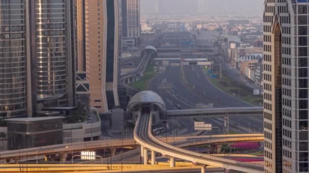 Rušný Sheikh Zayed Road Vzdušné Timelapse Metro Železnice Moderní Mrakodrapy — Stock video