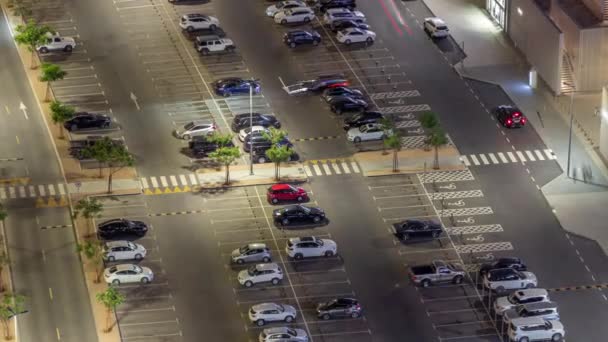 Rangées Voitures Stationnées Dans Parking Entre Les Lignes Vues Dessus — Video