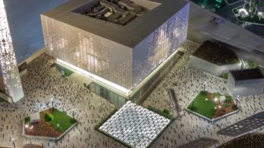 Dubai Uluslararası Finans Merkezi 'ndeki Gate Avenue gezinti alanındaki aydınlık camii. DIFC 'deki tüm gökdelenleri birbirine bağlıyor..