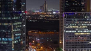 Al Saada caddesindeki trafik manzarası finans bölgesi zaman çizelgesi ve Dubai, BAE 'de kuleleri olan Deira Creek bölgesi. Ofis gökdelenleri arasında hava görüntüsü