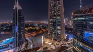Dubai Uluslararası Finans Bölgesi 'nin birçok gökdeleni olan hava manzarası. Camii olan alışveriş caddesi yakınındaki bir yolda trafik vardı. Dubai, BAE.