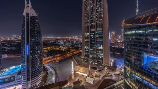 迪拜国际金融区的空中全景 有许多摩天大楼 夜幕降临 靠近商业街步行区和清真寺的路上塞车 阿联酋 — 图库视频影像