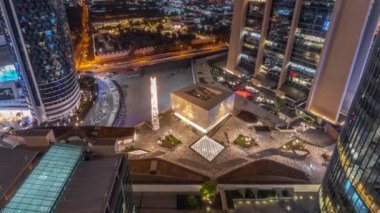 Dubai Uluslararası Finans Merkezi 'nde bulunan Gate Avenue gezinti güvertesi panoramik manzaraya bakıyor. DIFC 'deki tüm gökdelenleri birbirine bağlıyor..