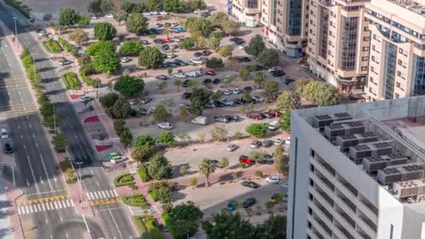 그늘을 속도로 드리우면서 초록빛 나무들이 줄지어 주차장에 자동차들이 줄지어 세워져 — 비디오