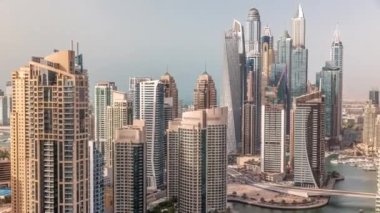 Dubai Marina 'nın en yüksek karşılama bloğundaki çeşitli gökdelenlerin görüntüsü suni kanallı zaman ayarlı. Pek çok kule ve yat