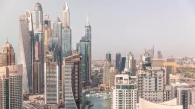 Dubai Marina 'nın en yüksek karşılama bloğundaki çeşitli gökdelenlerin görüntüsü suni kanallı zaman ayarlı. Medya şehrinde ve yatlarda birçok kule