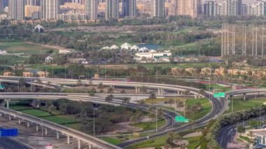 Dubai lüks bir semt ve golf kulübü zaman dilimi. Dubai marinası yakınlarındaki yeşil kulelerin ve yol kavşağının havadan görüntüsü.
