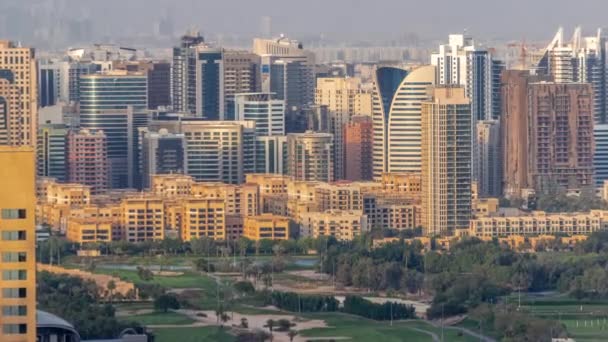 迪拜豪华住宅区与高尔夫俱乐部的时间过去了 晚上到格林斯和巴沙地区塔楼的空中景观 — 图库视频影像