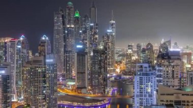 Dubai Marina hava sahasının en uzun bloğundaki çeşitli gökdelenlerin görüntüsü suni kanallı gece zaman ayarlı. Pek çok kule ve yat