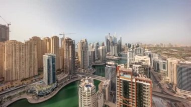 Dubai Marina 'daki çeşitli gökdelenlerin panoramik görüntüsü. Suni kanallı, hava zaman ayarlı Dubai Marina bloğu. Pek çok kule ve yat