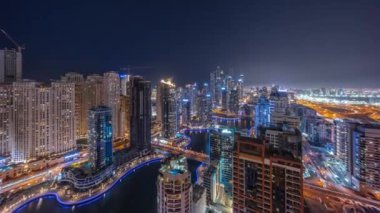 Dubai Marina hava sahasındaki en uzun bloktaki çeşitli gökdelenlerin panoramasını suni kanallı gece zaman ayarlı. Pek çok kule ve yat