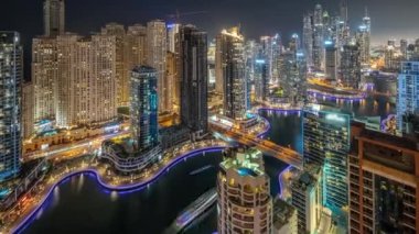 Dubai Marina ve JDR bölgesindeki çeşitli gökdelenlerin görüntüsü suni kanallı gece hava saatleri. Pek çok kule ve yat