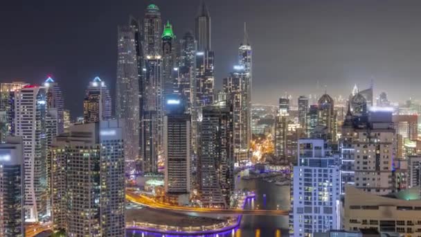 通过人工运河 俯瞰迪拜码头最高交点区的各种摩天大楼 许多塔楼和游艇 — 图库视频影像