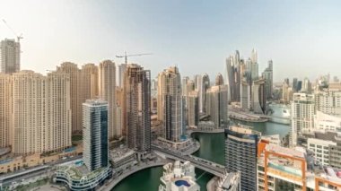 Panorama, Dubai Marina 'nın en yüksek karşılama bloğundaki çeşitli gökdelenleri suni kanalla birlikte gösteriyor. Pek çok kule ve yat