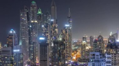 Dubai Marina hava sahasının en yüksek bloğundaki çeşitli gökdelenlerin gece saatlerinde yapay kanalla görüntüsü. Işıkları sönen bir sürü kule