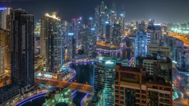 Dubai Marina 'nın en yüksek bloğundaki çeşitli gökdelenlerin görüntüsü tüm gece boyunca yapay kanallar ve ışıklar kapalıyken. Pek çok kule ve yat