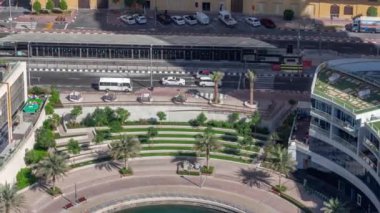 Dubai Marina Rıhtımı ve şehir gezinti zamanı yukarıdan. Kanallar boyunca gökdelenlerin havadan görüntüsü. JBR bölgesi yakınlarında bir tren durağı.