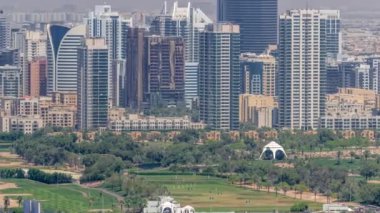 Dubai lüks bir semt ve golf kulübü zaman dilimi. Gökyüzü manzarası yeşilliklerdeki kuleler ve palmiyeli çimenler