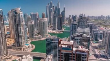 Dubai Marina 'nın en yüksek karşılama bloğundaki çeşitli gökdelenlerin görüntüsü. Üzerinde yapay kanal ve köprüler var. Pek çok kule ve yat