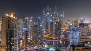 Dubai Marina hava sahasının en uzun bloğundaki çeşitli gökdelenlerin görüntüsü suni kanallı gece zaman ayarlı. Birçok ışıklandırılmış kule ve yat