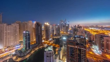 Dubai Marina hava sahasının en uzun bloğundaki çeşitli gökdelenlerin panoramasını suni kanalla gece gündüz geçiş zamanı. JBR ilçesinde birçok kule ve yat gün doğumundan önce