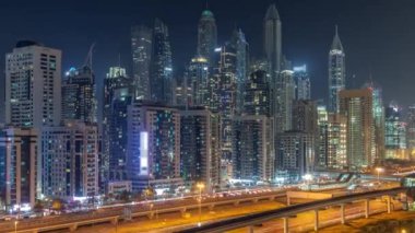 Dubai marinası gökdelenlerin en yüksek binası. JLT bölgesinden apartman binalarına, otellere ve otoyol yakınlarındaki iş kulelerine hava manzarası.