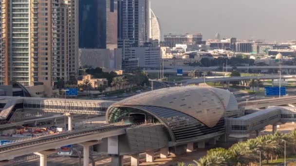 Futuristisk Byggnad Dubai Tunnelbanestation Och Lyxiga Skyskrapor Bakom Dubai Marina — Stockvideo
