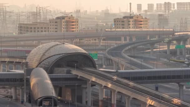 Futuristisch Gebouw Van Dubai Metrostation Luxe Wolkenkrabbers Achter Dubai Marina — Stockvideo