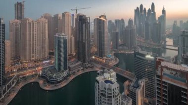 Dubai Marina ve JBR hava sahasındaki en yüksek bloktaki çeşitli gökdelenlerin görüntüsü gece gündüz yapay kanalla geçiş zamanı. Gün doğumunda çok sayıda kule ve yat