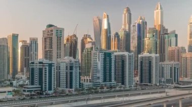 Dubai marinası gökdelenlerin en yüksek binası. Gün batımında JLT bölgesinden otoyola yakın birçok apartman, otel ve ofis kulesine hava manzarası