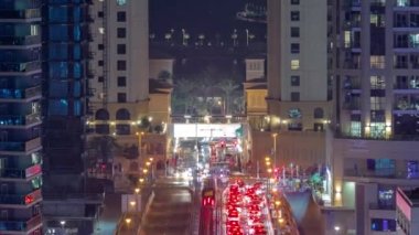 JBR caddesinin kavşağında yoğun trafik olan hava görüntüsü. Jumeirah Sahili İkamet Bölgesi ve Dubai Marina Yukarıdan