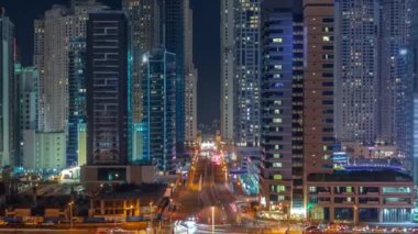 Dubai Marina gökdelenleri ve Şeyh Zayed yolu ile metro demiryolu hava akımının zaman çizelgesi. Aydınlatılmış modern kuleler, Birleşik Arap Emirlikleri arasındaki köprüde trafik