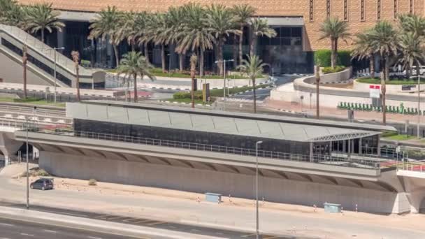 Edificio Futurista Estación Tranvía Dubái Centro Comercial Detrás Dubai Marina — Vídeo de stock