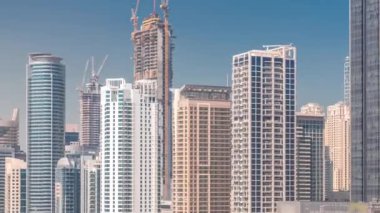 Dubai Marina gökdelenleri ve Şeyh Zayed yolu ile metro demiryolu zaman çizelgesi. Birleşik Arap Emirlikleri yakınlarındaki bir otoyol ve inşaat alanında trafik