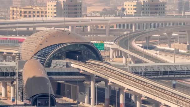 Futuristická Budova Dubajské Stanice Metra Luxusní Mrakodrapy Pozadu Dubajském Přístavu — Stock video