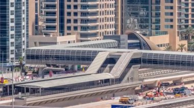 Dubai tramvay istasyonunun gelecekteki binası ve Dubai Marina hava zaman aralığındaki lüks gökdelenler. Birleşik Arap Emirlikleri binasının çatısında inşaat ve onarım çalışmaları yapılıyor.